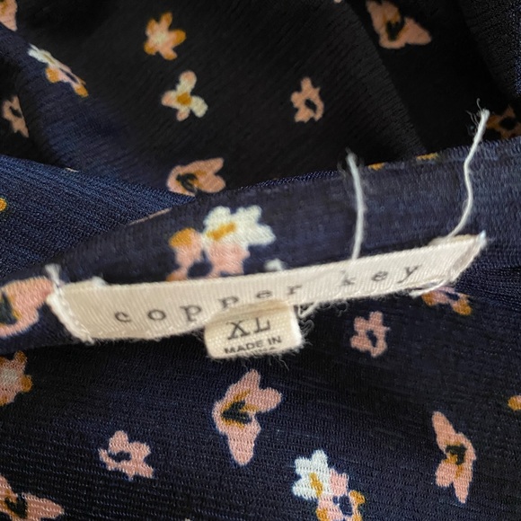 V-neck dress, with 3/4 sleeves and cinched waist, ditzy floral pattern, size XL - Picture 7 of 10